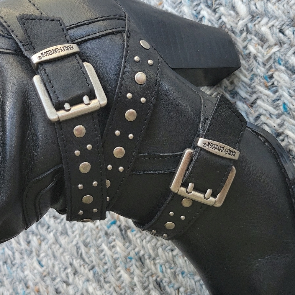 Harley Davidson boots kicking heels!